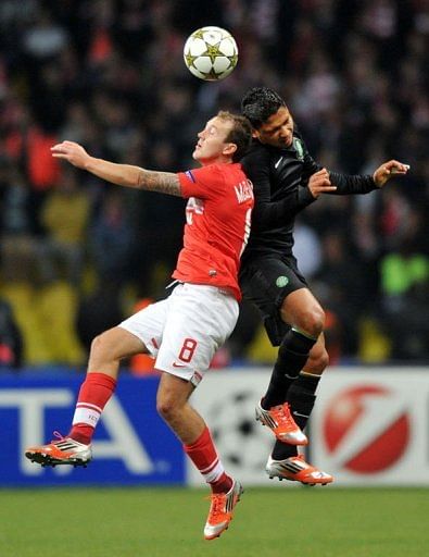 Celtic's Victor Wanyama (R) vies for the ball with Aiden McGeady (L) of Spartak